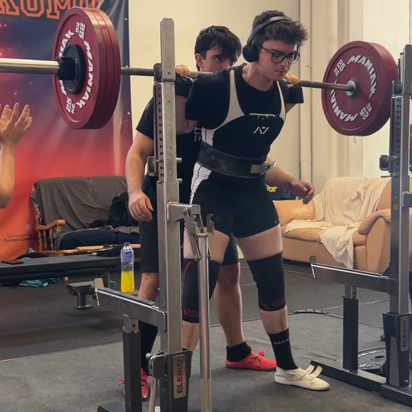 Sentadilla con barra en un rack de competición